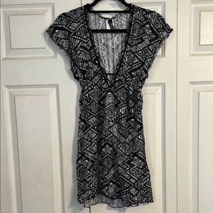 BECCA Rebecca Virtue X-Small Black White Swim Cover-Up Open Knit V-Neck Tie